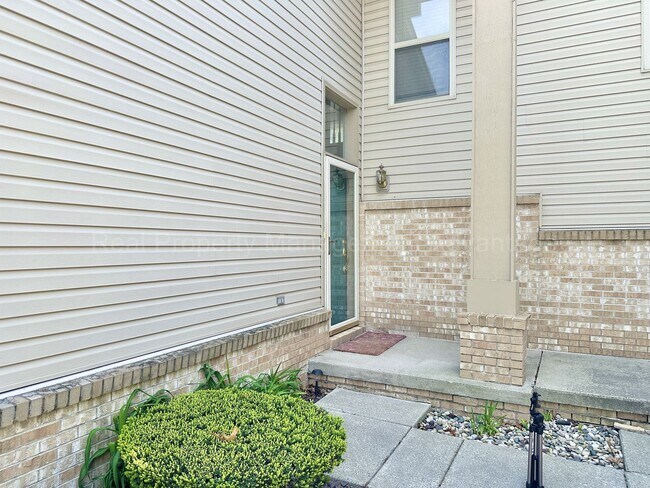 Foto del edificio - Beautifully Updated 2-Bedroom Townhouse w/ Finished Basement - Close to Royal Oak, Ferndale, Plea...