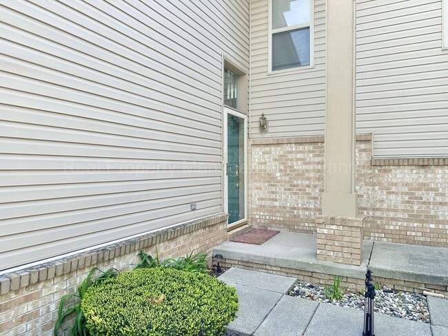 Building Photo - Beautifully Updated 2-Bedroom Townhouse w/...