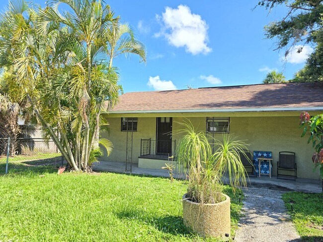 Foto del edificio - Cute 1 bed/ 1 bath Duplex Available now in...