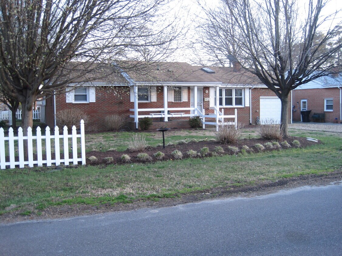 Primary Photo - 900 Virginia Ave