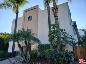 Building Photo - 1833 N Edgemont St