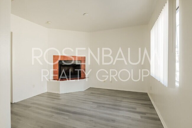 Building Photo - 354 W Delano St