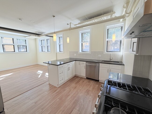 Foto del edificio - 3927 N Pine Grove Ave