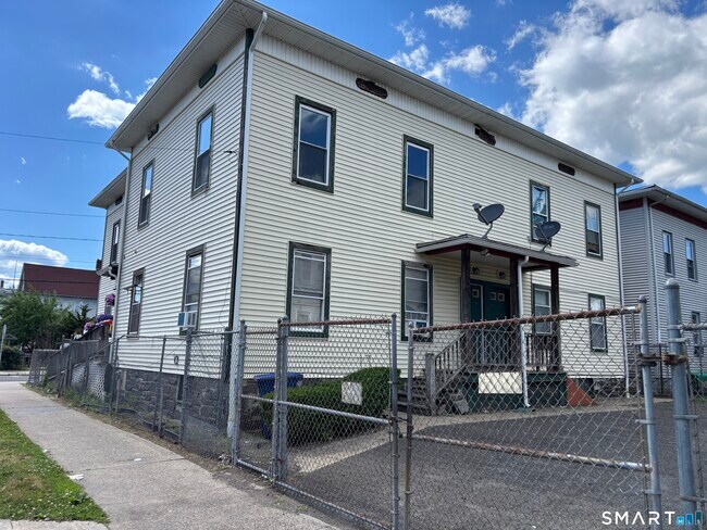 Building Photo - 236 Brooks St