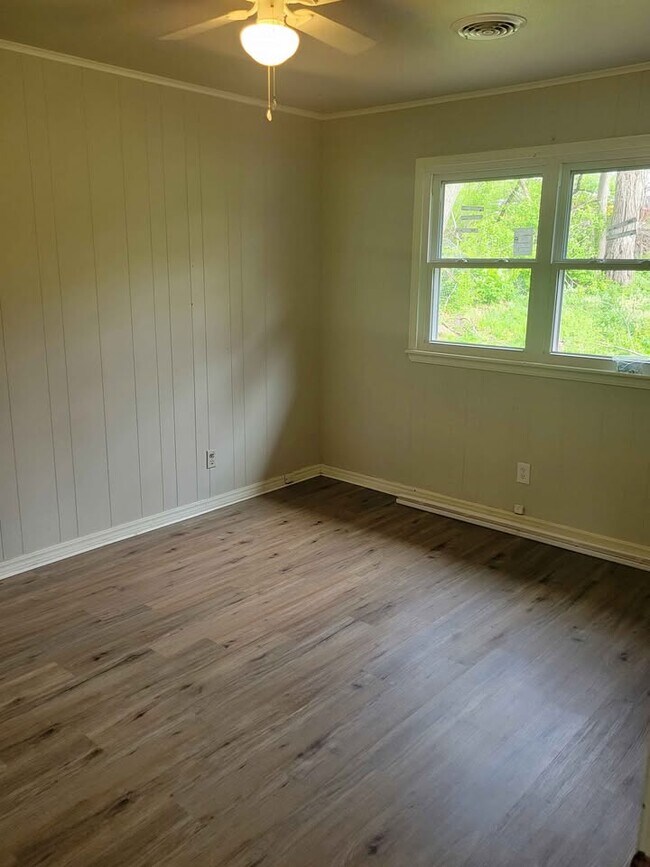 Foto del edificio - 136 E Cleburn St