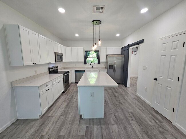 Foto del edificio - Modern Home, Centrally Located to St. Andrew's, Lynn Haven & PCB!  *SPECIAL: 1/2 OFF 1st Month's ...