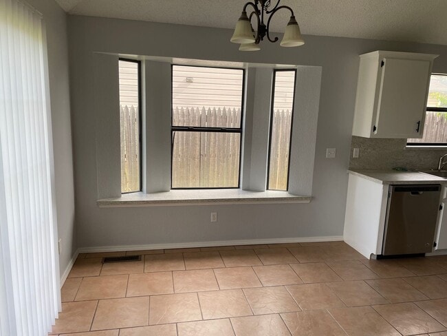 Foto del edificio - Completely remodeled and ready for move in...
