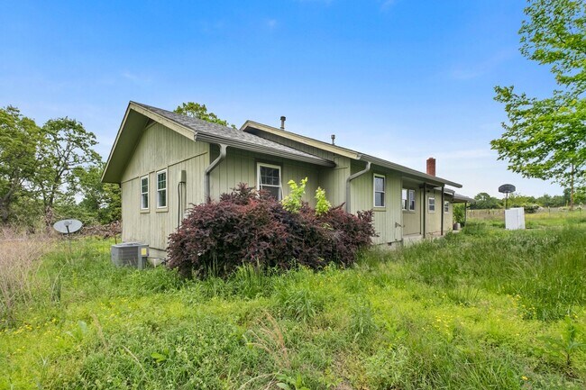 Building Photo - 16 acre farm property recently renovated!