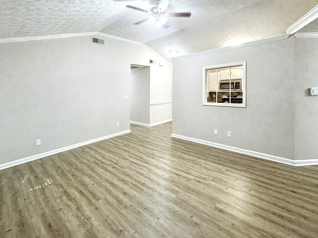 Building Photo - **PROMO: $500 concession off of second mon...