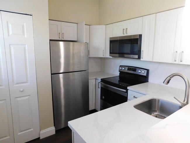 Foto del edificio - 611 Cypress Lake Blvd
