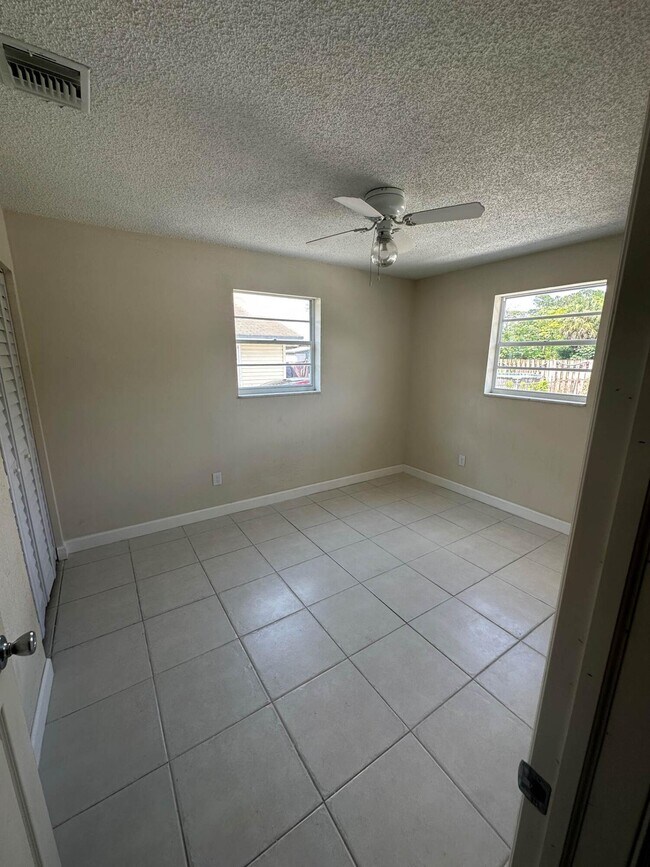 Foto del edificio - 422 Caroline Ave