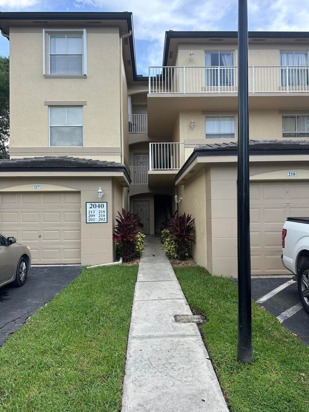 Primary Photo - 2040 Greenview Shores Blvd