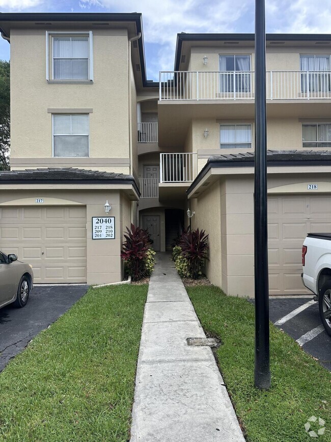 Building Photo - 2040 Greenview Shores Blvd