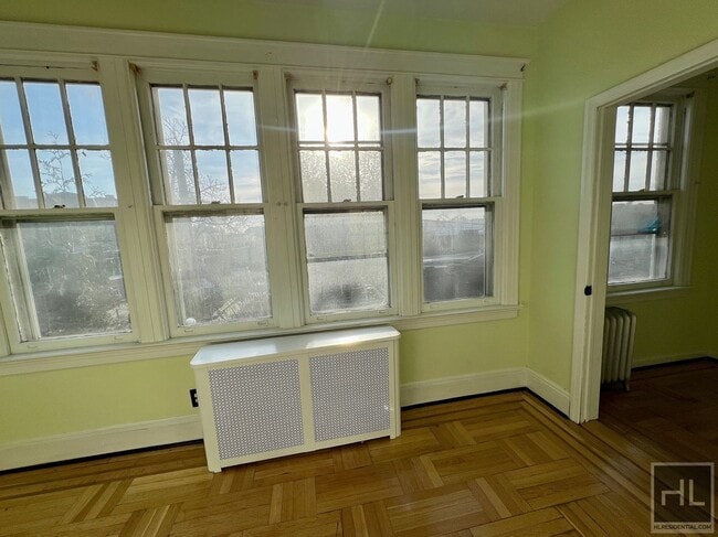 Foto del edificio - 3.5BR 2BA Massive Townhouse w/ Sunroom & Optional Private Parking In Maspeth