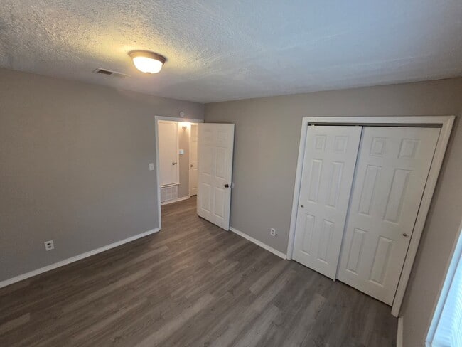 Building Photo - 1352 Dianne Dr