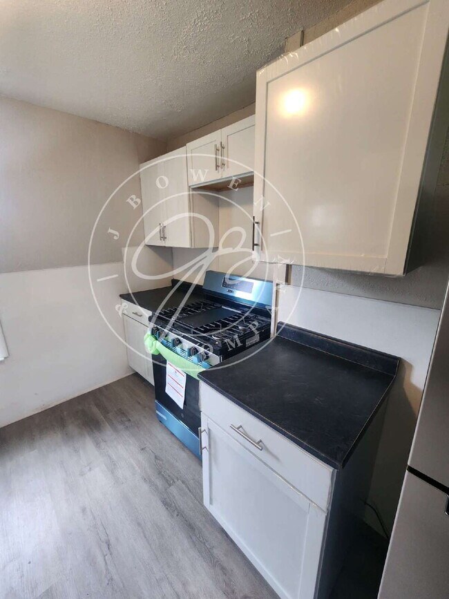 Foto del edificio - 4 bed with bonus room! So much space thoug...