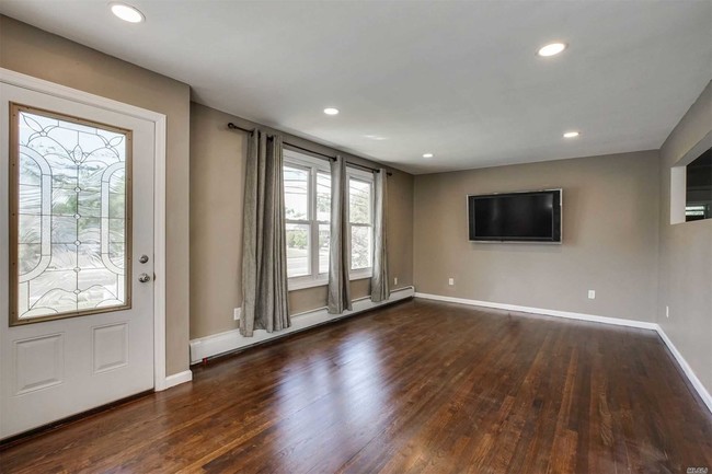 Building Photo - 1077 Manor Ln