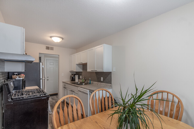 Building Photo - 2219 Marwood Dr