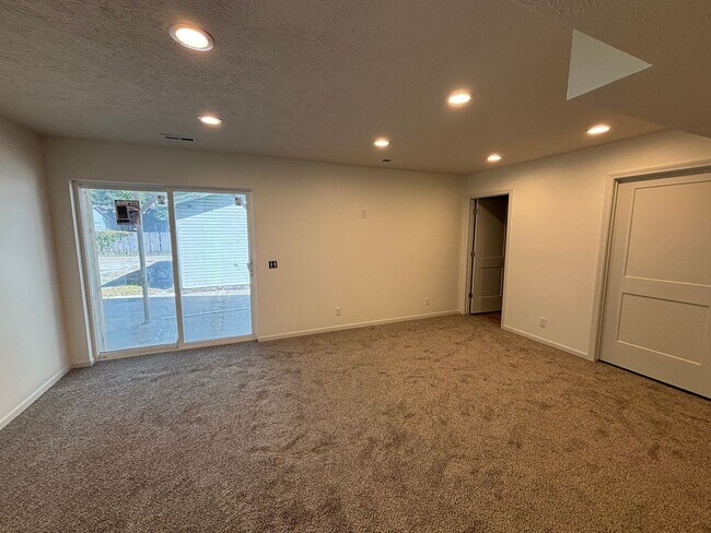 Foto del edificio - Available now! Brand New 3 Bedroom 2 Bath ...