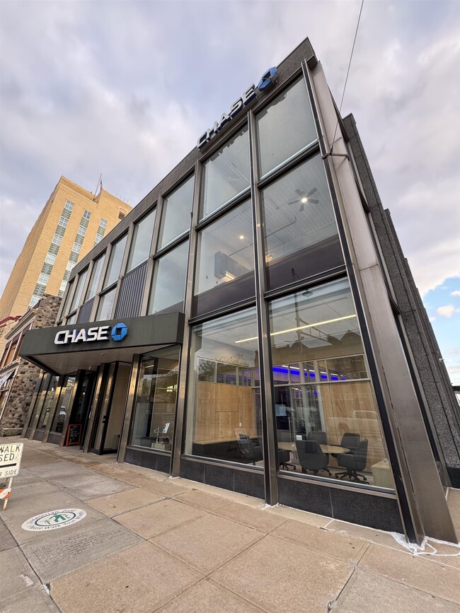 Foto del edificio - 200 W College Ave