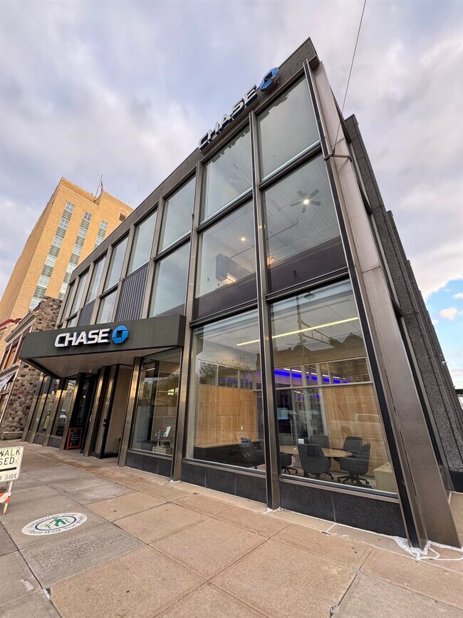 Foto del edificio - 200 W College Ave