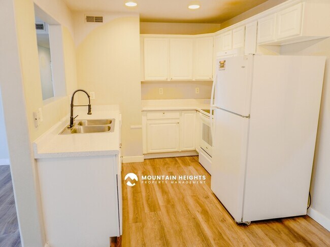 Foto del edificio - 26 W 7500 S