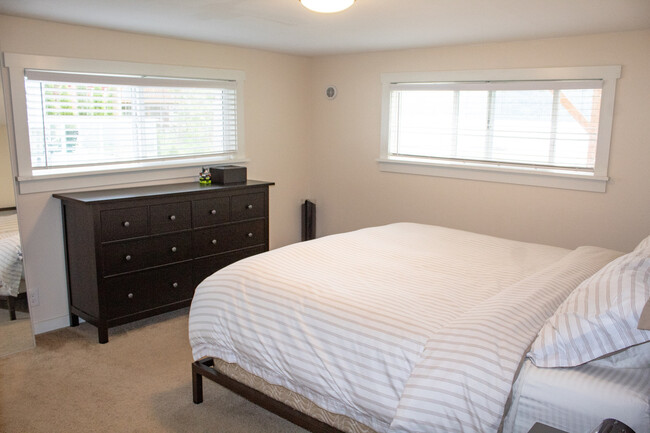 Building Photo - 318 W Lake Samish Dr