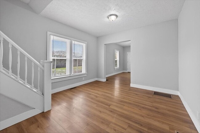 Foto del edificio - 2956-2956 Central Ave