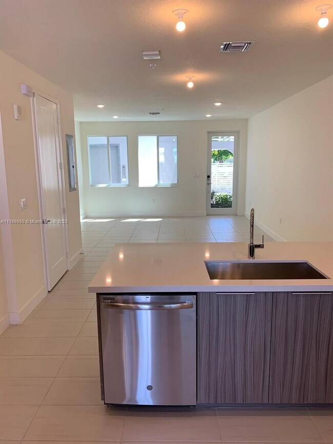 Foto del edificio - 6450 NW 102nd Ct