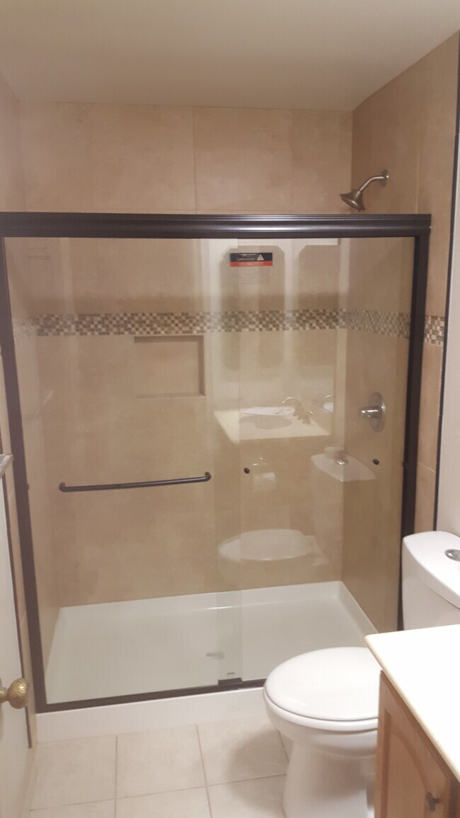 Master bathroom - 15833 E Navarro Pl
