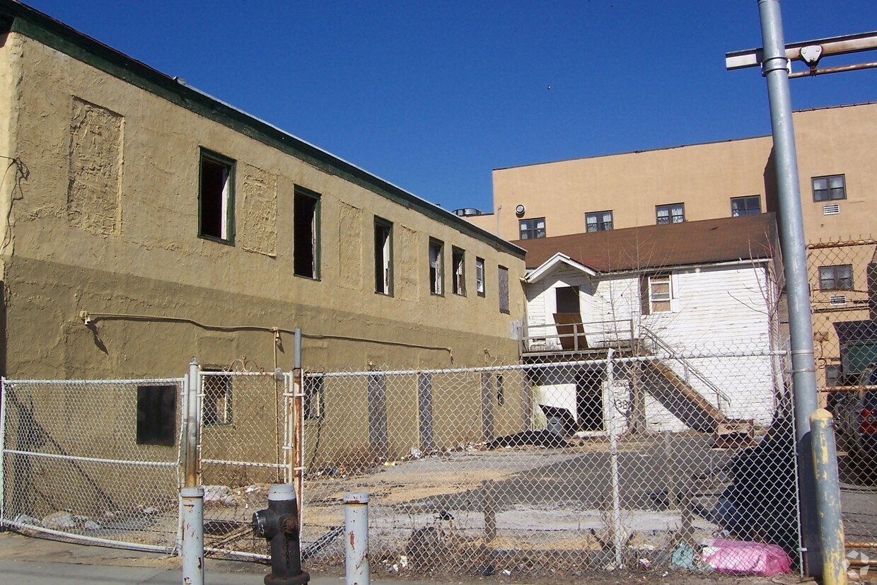 Building Photo - 11-38 Foam Pl