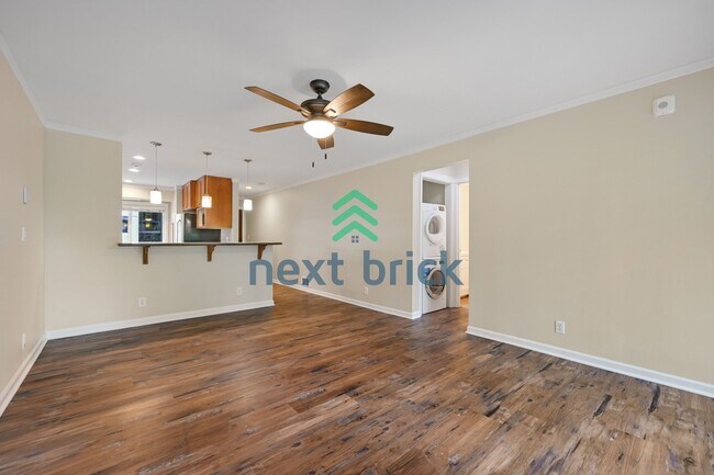 Foto del edificio - Bright & Remodeled Bellevue Condo | Steps to Downtown | Garage Included