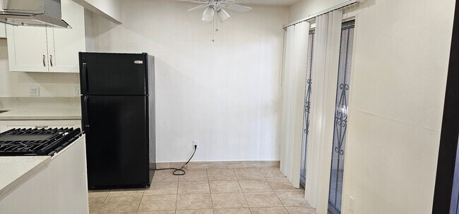 Foto del edificio - Remodeled 2bed 2 bath Ground level