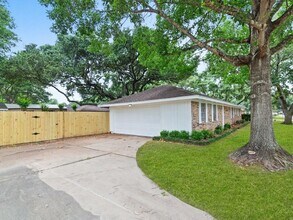 Building Photo - 2001 Briar Ln