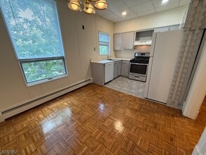 Building Photo - 18 Rockview Ave
