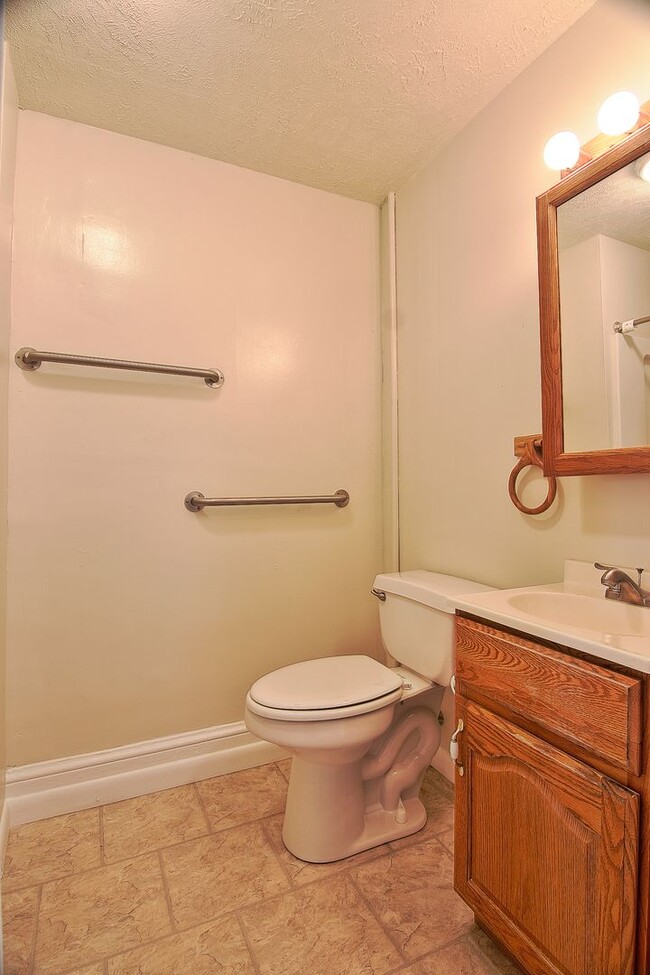 Foto del edificio - Spacious 4/5 Bedroom Home for Rent - Avail...