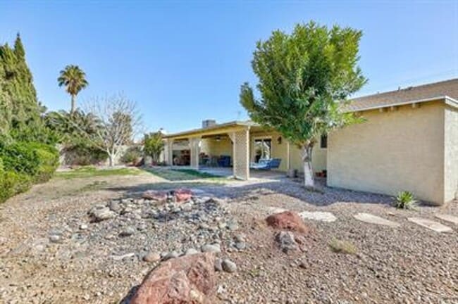 Building Photo - Single Story with a Large Back Yard