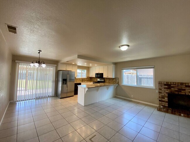Foto del edificio - Single story home, large backyard, close t...