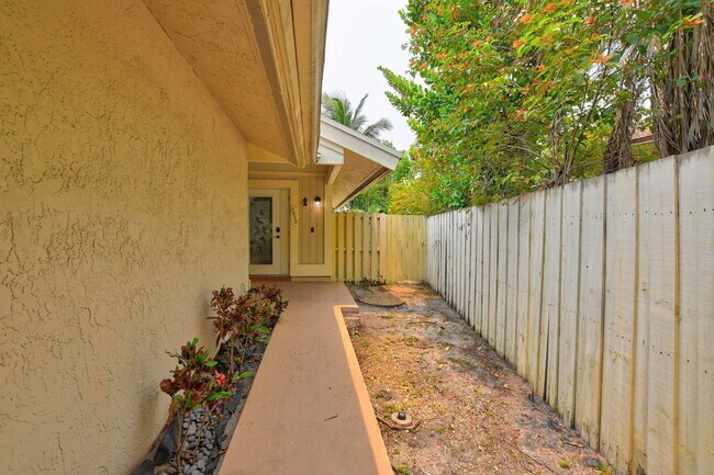 Foto del edificio - 7813 Kenway Pl W