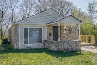 Building Photo - 815 S Main Rd
