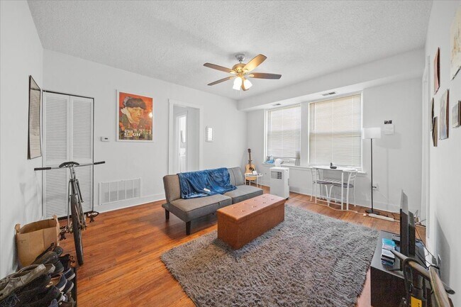 Foto del edificio - 3727 N Pine Grove Ave
