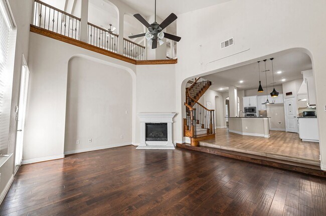 Building Photo - Mediterranean-style home-4 bedrooms