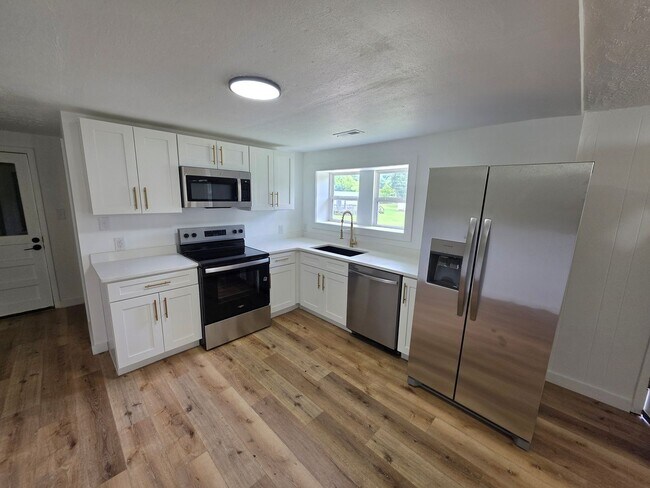 Foto del edificio - Freshly Renovated 4 Bedroom Home on Over an Acre in Crossville!