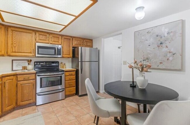 Foto del edificio - Incredible Location with 2 secure parking spaced