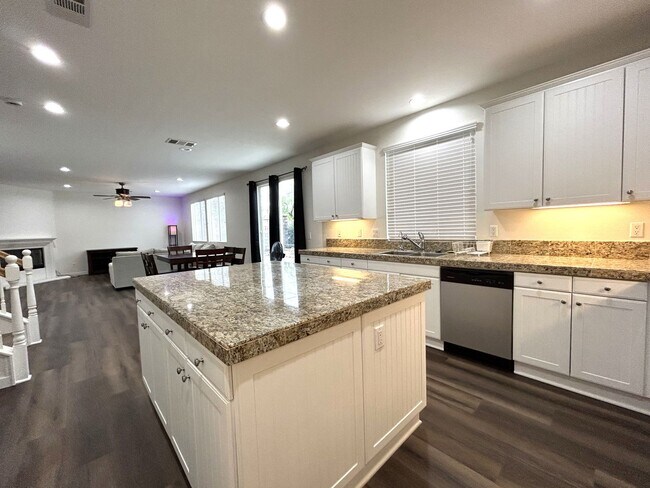 Foto del edificio - AVAILABLE NOW!! Fully Furnished 5 Bedroom 2.5 Bathroom Two Story Home in Beaumont!!