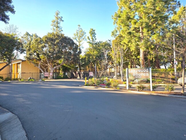 Foto del edificio - Charming 1 Bed, 1 Bath Lakewood Shores condo!