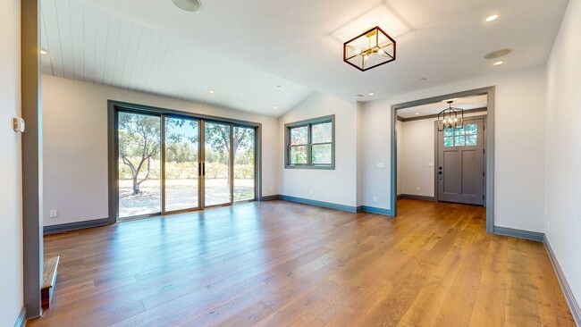 Building Photo - Luxury 3 Bedroom 2.5 Bath with 2 Car Garag...
