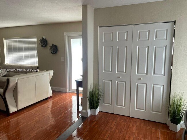 Foto del edificio - 4361 NW 207th Dr