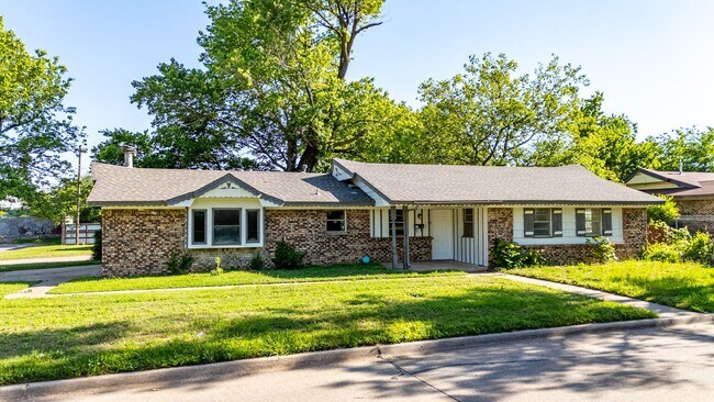 Building Photo - 4 Bedroom Must See!!