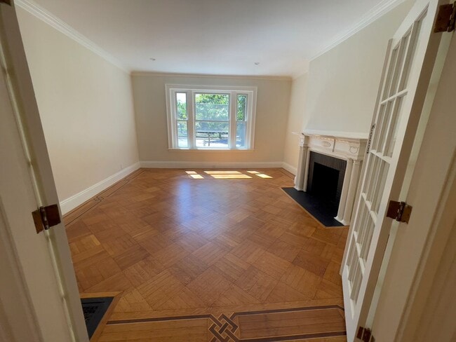 Building Photo - STUNNING 4 BED/3 BATH TOWNHOUSE ON BEACON ST.